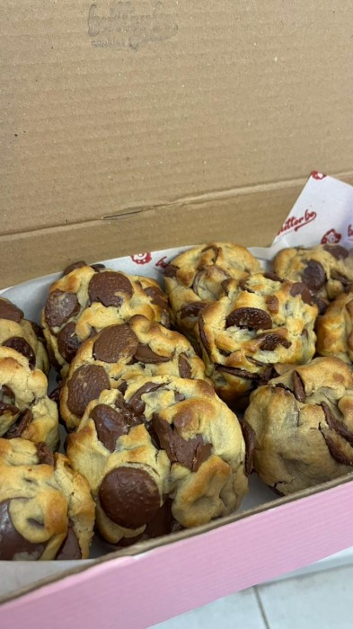 Caixa com cookies altos e grandes pedaços de chocolate