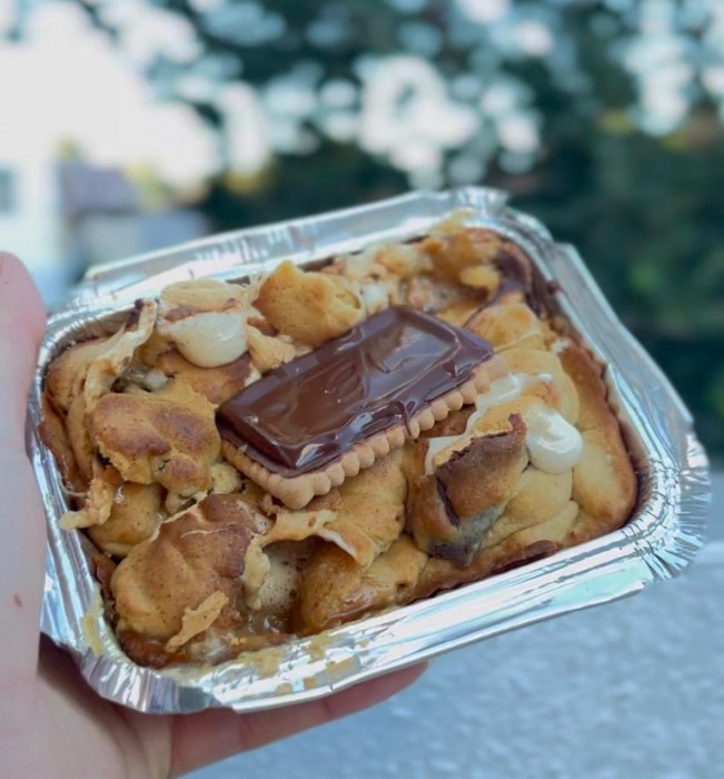 Sobremesa de cookie com chocolate, biscoito e creme
